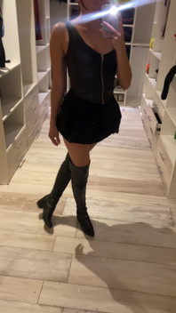 Prostituta de látex mostra seus peitos