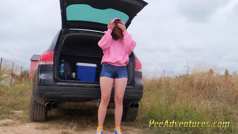 Pee Adventures: Hipsterská dívka kouří a čůrá do svých krátkých džínových šortek
