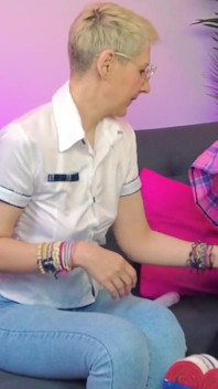 Ragazza che munge il suo femboy