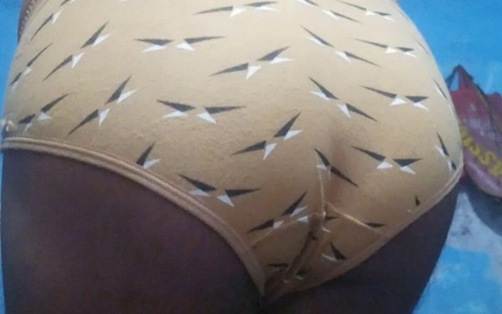 Lustyizlife: Возбужденный индийский фембой с фимозом хуй дрочит и подрачивает в трусиках сводной сестры до спермы