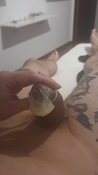 Uderzanie i spuszczanie się w prezerwatywę