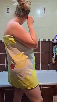 Une BBW Blonde Mariée Prend Une Douche Torride Dans La Salle De Bain