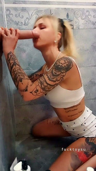 Intenzivní sólo sezení: realistické dildo deepthroat jízda sólo vyvrcholení a messy fake cum výstřik na obličej