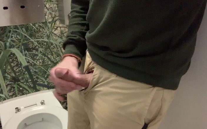 Tjenner: Masturbazione in aeroporto. Ne accarezze uno nel bagno dell&amp;#039;aeroporto!
