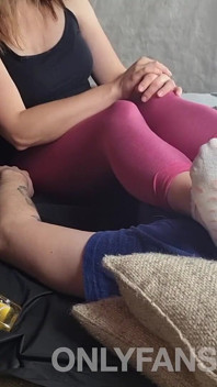 Branlette amateur avec adoration des chaussettes puants et éjaculation énorme