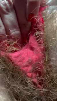 Memek berbulu pakai celana dalam merah