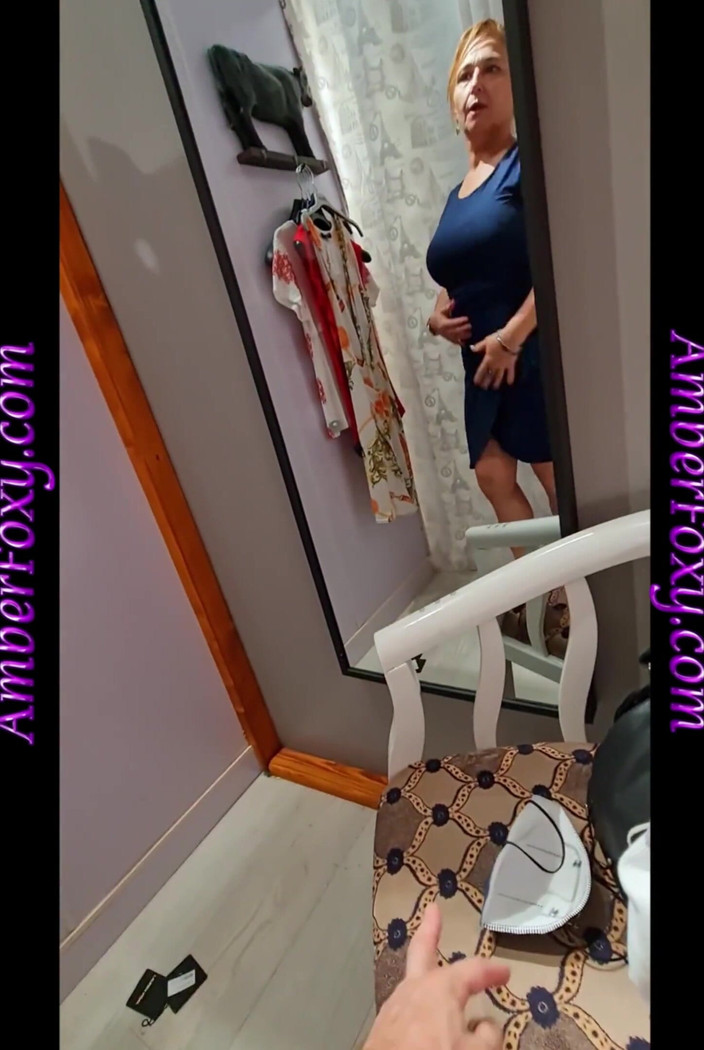 Amber Foxy: Sexy mil probándose varios atuendos en el baño