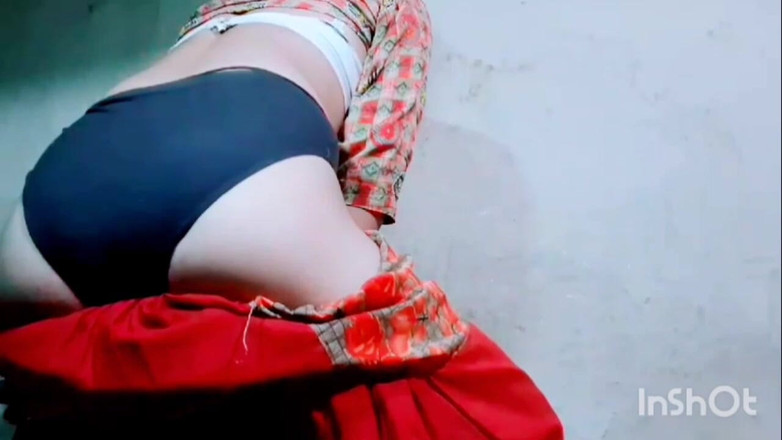 TricolorMusic3: Tout en pressant ses seins sur ses vêtements, elle devient...