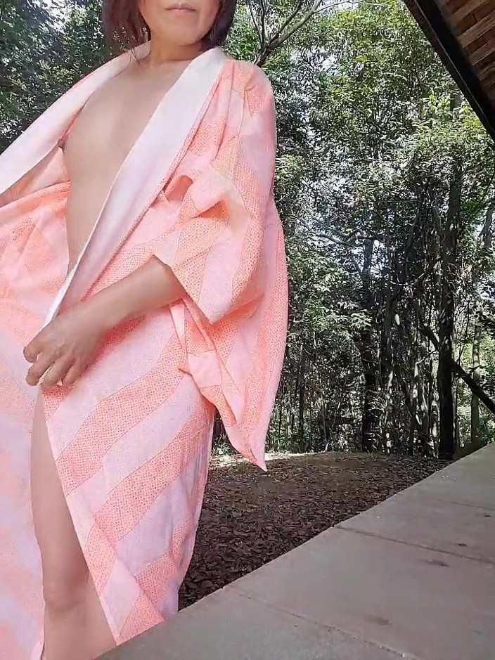 Mayumi Kanzaki: 日本夏天，户外暴露