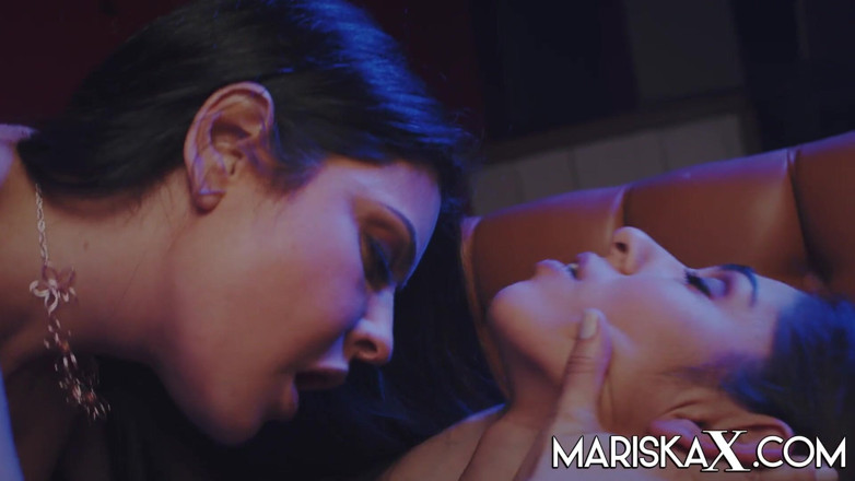 Mariska x: Mariskax - mariska трахає Сахару, поки старий дивиться