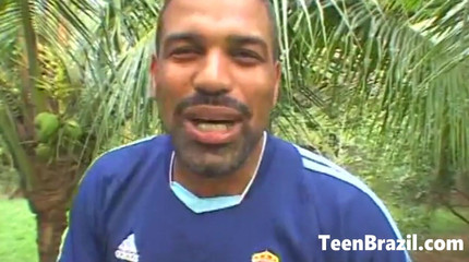 Teen Brazil: Nadržená brazilská teenagerka je ošukaná starším mužem venku