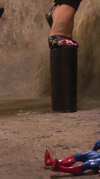 Šlapání obryně s vysokými podpatky