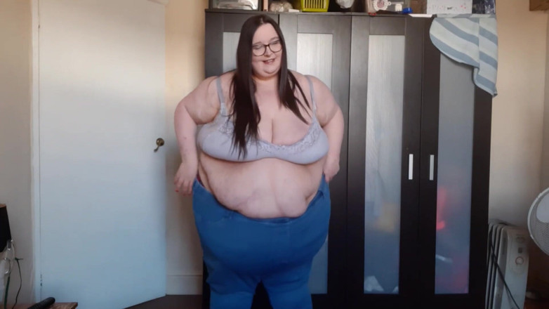 SSBBWLadyBrads: SSBBW STRIPPT UND SCHÜTTELT DEN ARSCH
