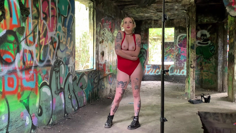 Lady Lazarus: Modelado desnudo en Concrete City