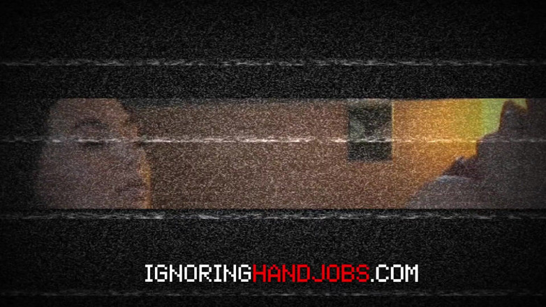 Ignoring Handjobs: 热辣的黑发女郎只喜欢玩球和鸡巴的 precum