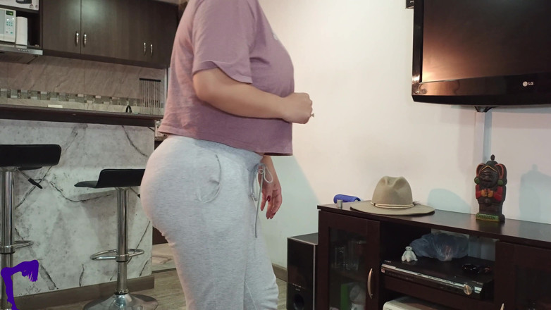 AlinaVelvet: Rodinný Přítel Latina MILF Amatérský POV Na Gauči S Kouřením,...