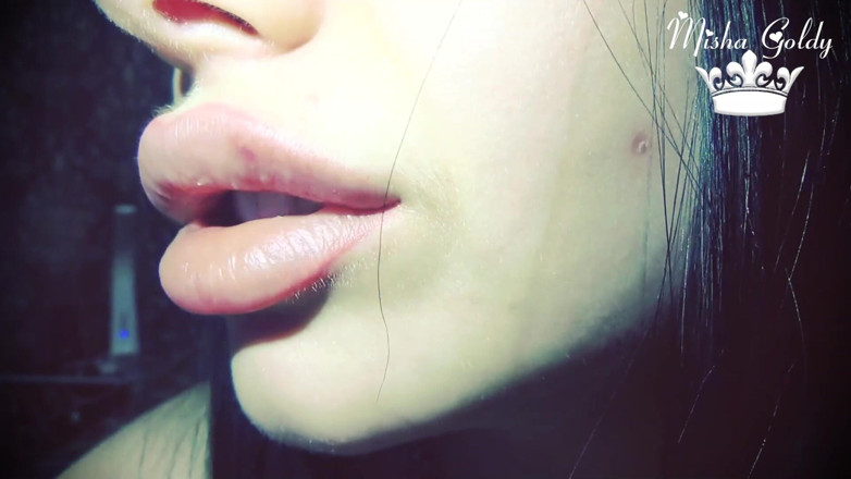 Goddess Misha Goldy: Saya melakukan bibir saya lebih besar! Bibir lebih besar - pancut...