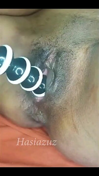 Aku lagi asik muasin memeknya pakai trypode leg it's Awesome... Aku sering crot di dalam memekku...