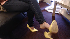 Abby Anna: Dvojité zkřížené žluté pumpy honí