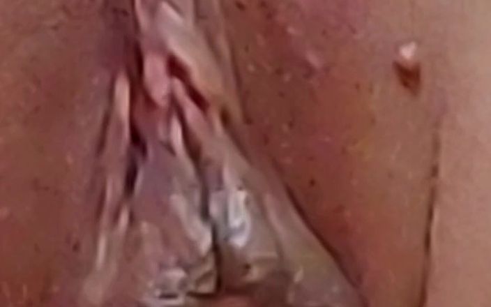 Nipples McGee: 看我被我的性爱机器狠操。