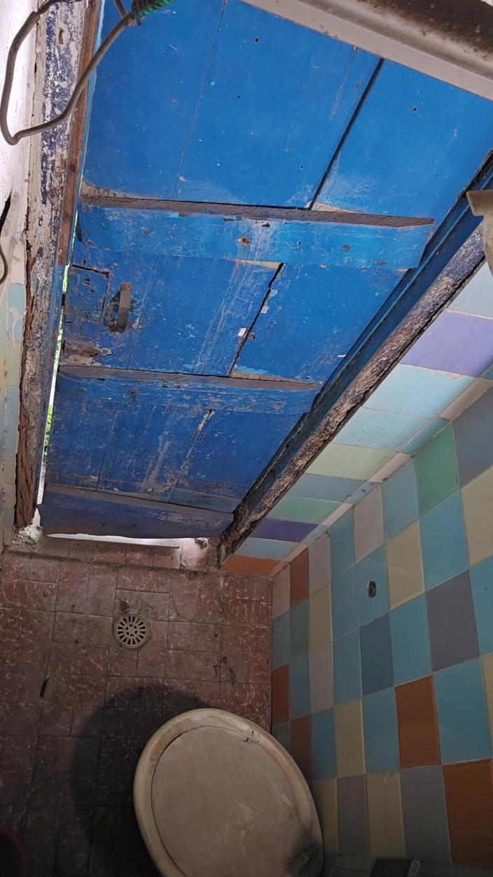 TheBlacKHunterr: Il bagno del palazzo si trasformò in una prostituta