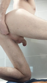 Je Cache Un Énorme Gode Dans Mon Cul