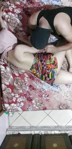 Net bir ses bana geldi ve gece tam ben arifesinde duvar kadranı izine girdi