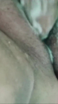 性感的菲律宾熟女喜欢弄一团精液