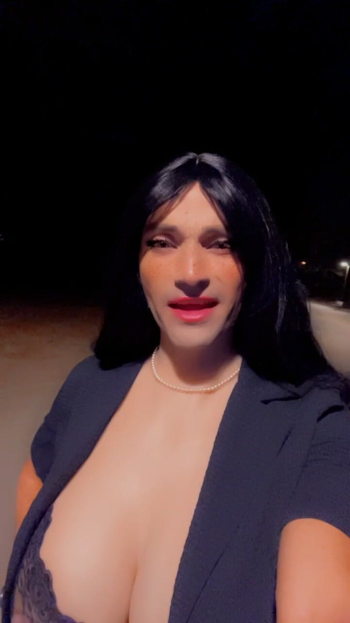 Sissy Slut Brianna: Mettiti sulle mie ginocchia, piccola. Mostrami quanto ti sei perso...