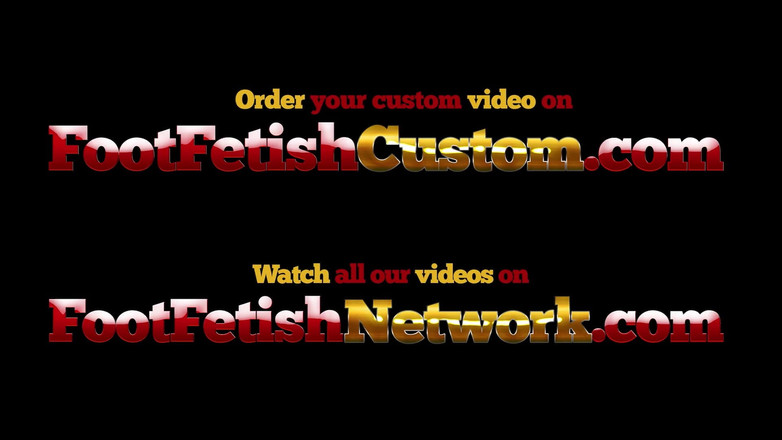 FootFetish Girls With Sex Toys and Nylons: Bruneta goală își expune tocurile înalte, pizda păroasă și fundul ferm