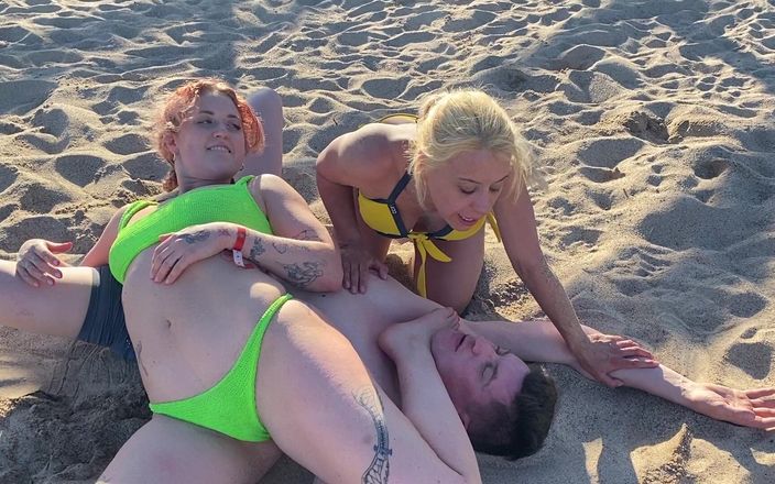 NM fetish wrestling videos by Princess Nikki: Две лесбиянки-красотки борется на пляже, и после этого начинают целоваться
