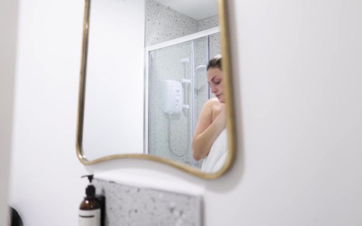 Countess diamond: Mitbewohnerin sub - beobachtet mich unter der dusche
