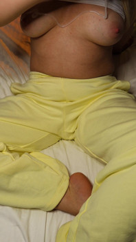 Orgasm från bröstvårtstimulans – Jag rör mig hårt och kissar på trosorna