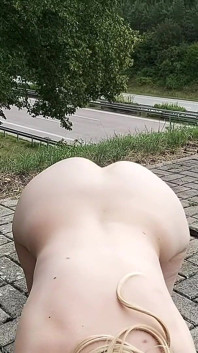 Exhibitionismus! hure geht - nacktes mädchen im freien!