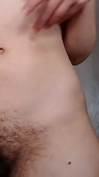 두꺼운 덤불을 가진 자연 털이 무성한 섹시한 갈색 머리