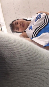 Cheerleader Natsuki Kisaragi erbjuder dig sina smutsiga, illaluktande fötter att börja dagen 足 /つま先