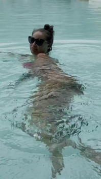 Heiße Monika fox im rosa bikini schwimmt im pool und geht
