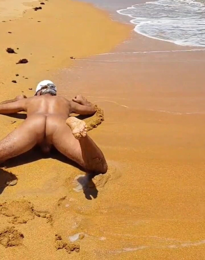 Ladysilvas: Ladysilva Femboy Pekada na pláži Předvádí svůj sexy opálený zadek...