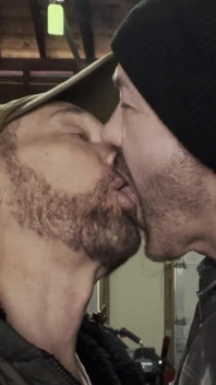 Вітчим ділиться димом