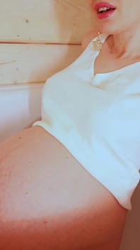 大肚子和胸部一起洗澡