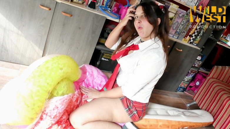 WildLooner: 女学生一边嚼口香糖一边揉她的假阳具