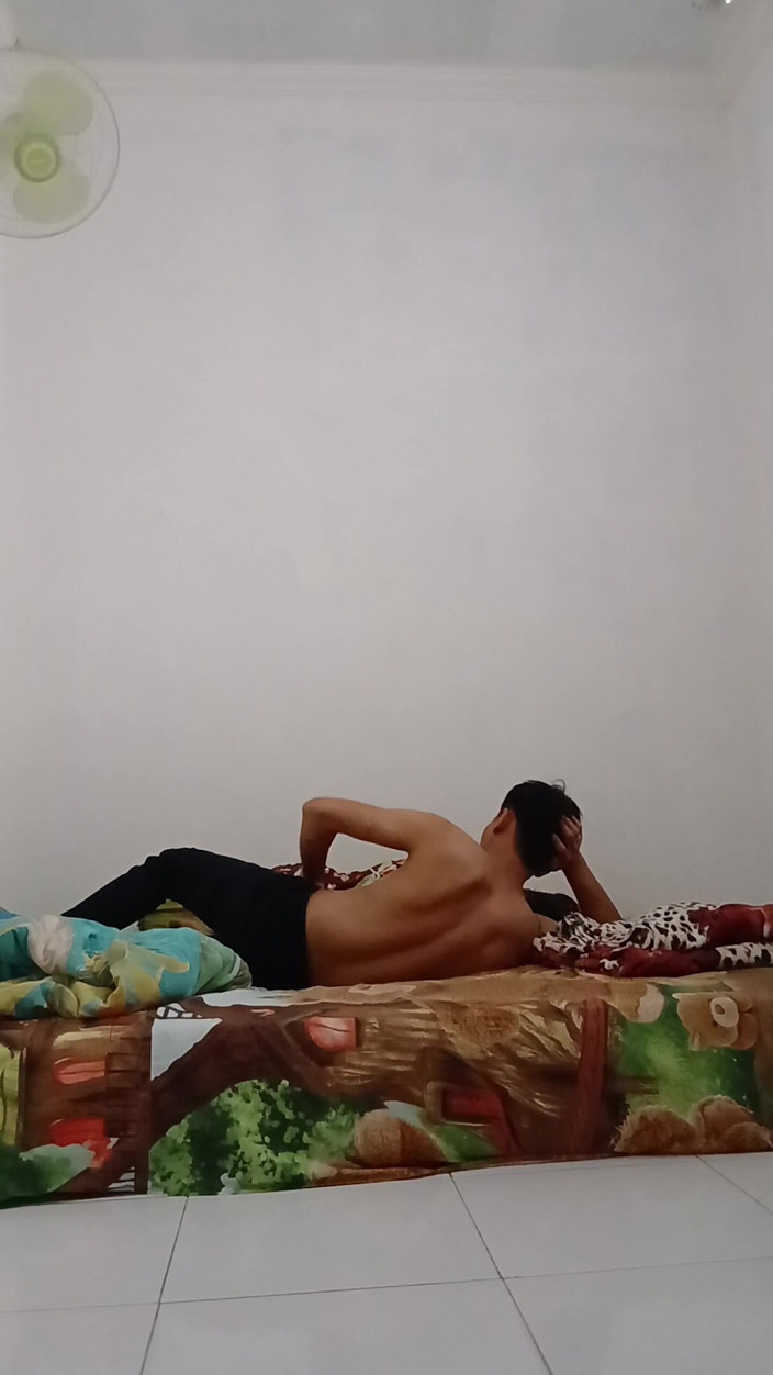 KingLeo: 在她房间里操女佣