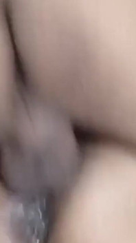 Desi milf s velkými kozami tvrdě ošukaná indickým cizincem, který jí protáhl kundičku a dal jí hluboké šukání se svým ptákem