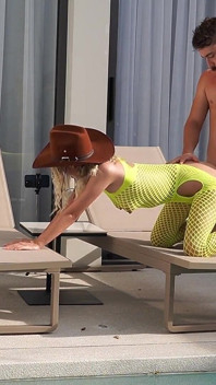 Asiatisches cowgirl springt auf schwanz wie