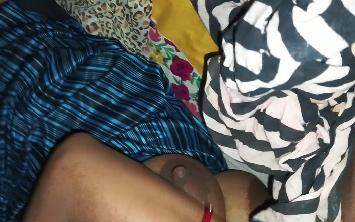 Nisha bhabhi fan club: Kocası gece görevindeyken, kayınbiraderi göğüslerinden süt çıkararak yarağın tadını çıkardı