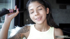 Bad Daddy POV: Sadie Pop 1, roztomilá a drobná teenagerka má ráda péro svého...