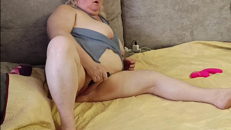 Zona901: O vecină se joacă cu o jucărie cu o pizdă și își...