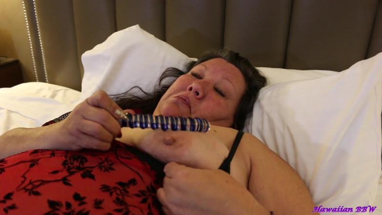 BBW Pleasures: Zlobivá žena v domácnosti masturbuje se skleněným robertkem