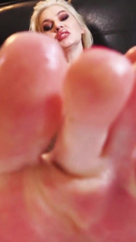 Femdom, adoration des pieds