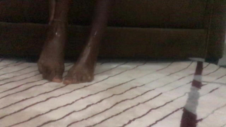 Browngurl234: Africké ebenové nohy fetiš petite naolejované teen 18 sezení